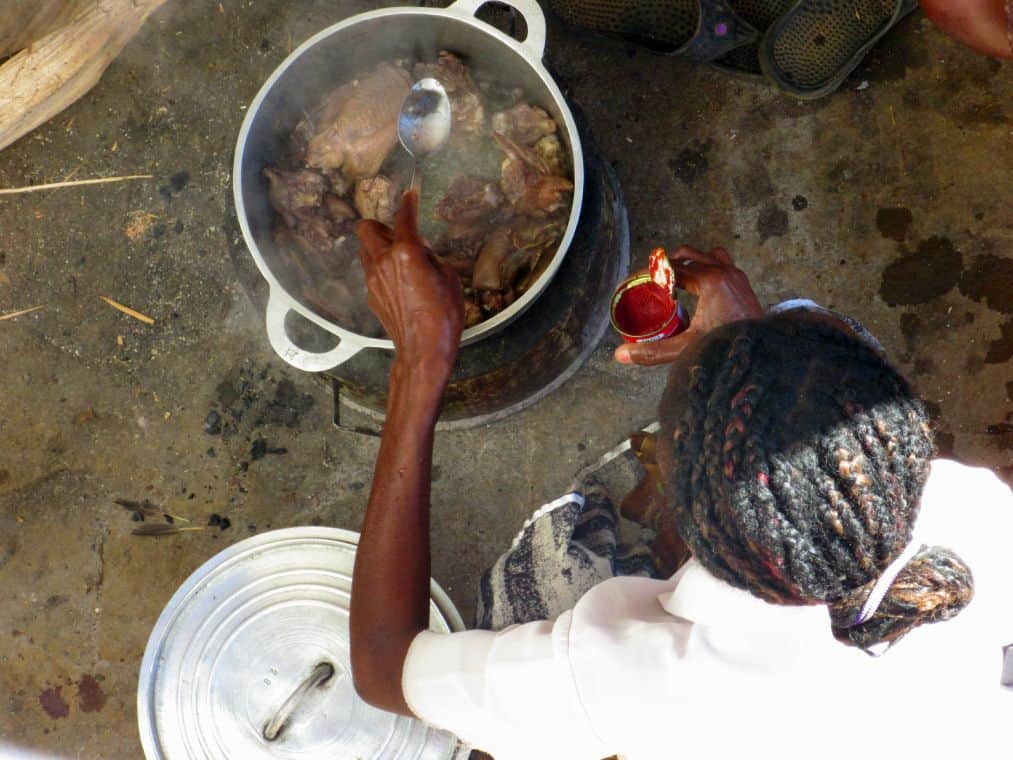 Janez Krmelj z Madagaskarja: Da dosežejo spravo, pojejo košček mesa